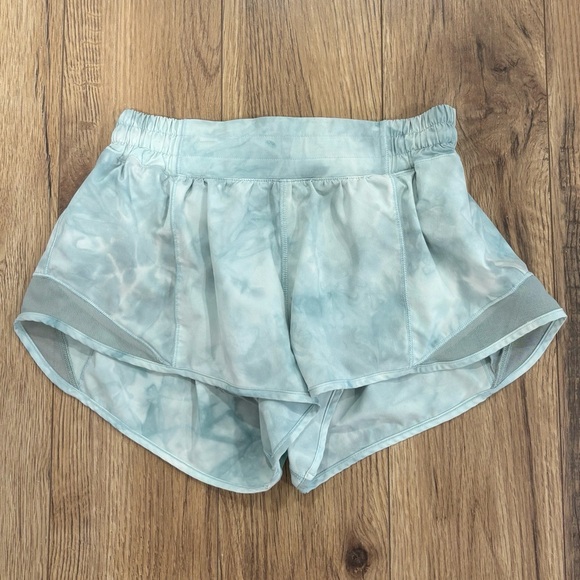 Lululemon Hotty Hot Low Rise Shorts 2.5" In Diamond Dye White Sheer Blue Size 6 - Picture 2 of 5